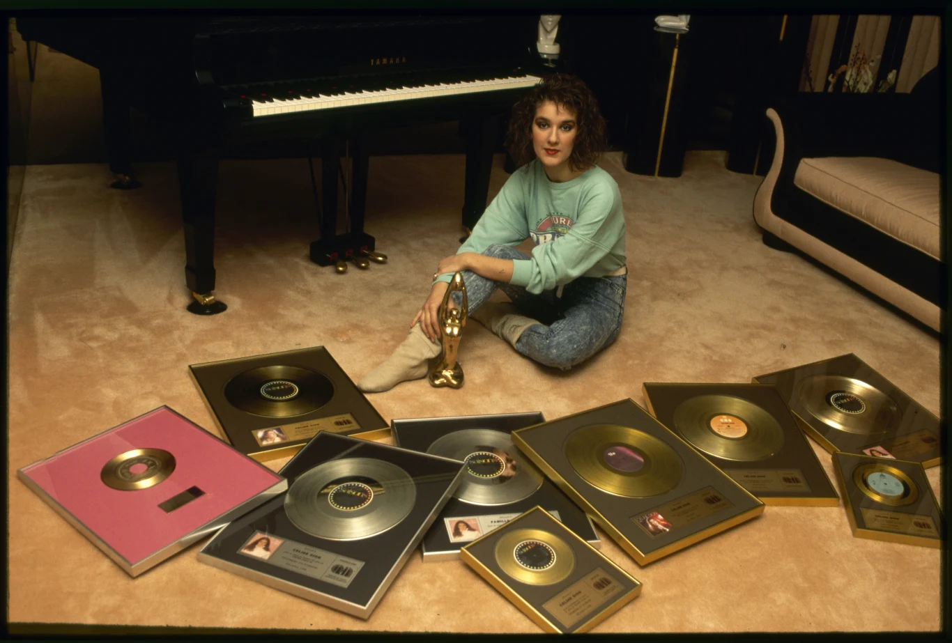 To właśnie z pomocą Thérèse i brata Jacques'a Celine napisała pierwszą piosenkę - "Ce n'etait qu'un reve". Inny brat - Michel - wysłał nagranie do impresario René Angelila w nadziei, że weźmie on ją pod swoje skrzydła. Tak właśnie się stało - w 1981 r. ukazał się debiutancki album Dion, kiedy miała ona niespełna 14 lat. Celine Dion i część jej imponującej kolekcji nagród w 1988 r.