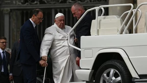 Papież Franciszek, któremu udzielana jest pomoc przy wchodzeniu do papamobile, podczas środowej audiencji generalnej na placu św. Piotra