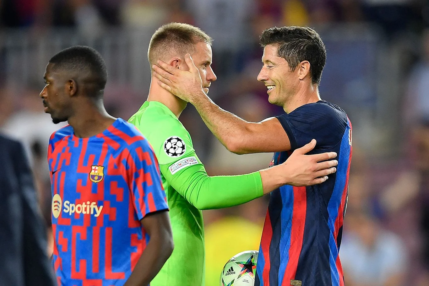Bramkarz Marc-Andre ter Stegen i Robert Lewandowski Bramkarz Marc-Andre ter Stegen i Robert Lewandowski