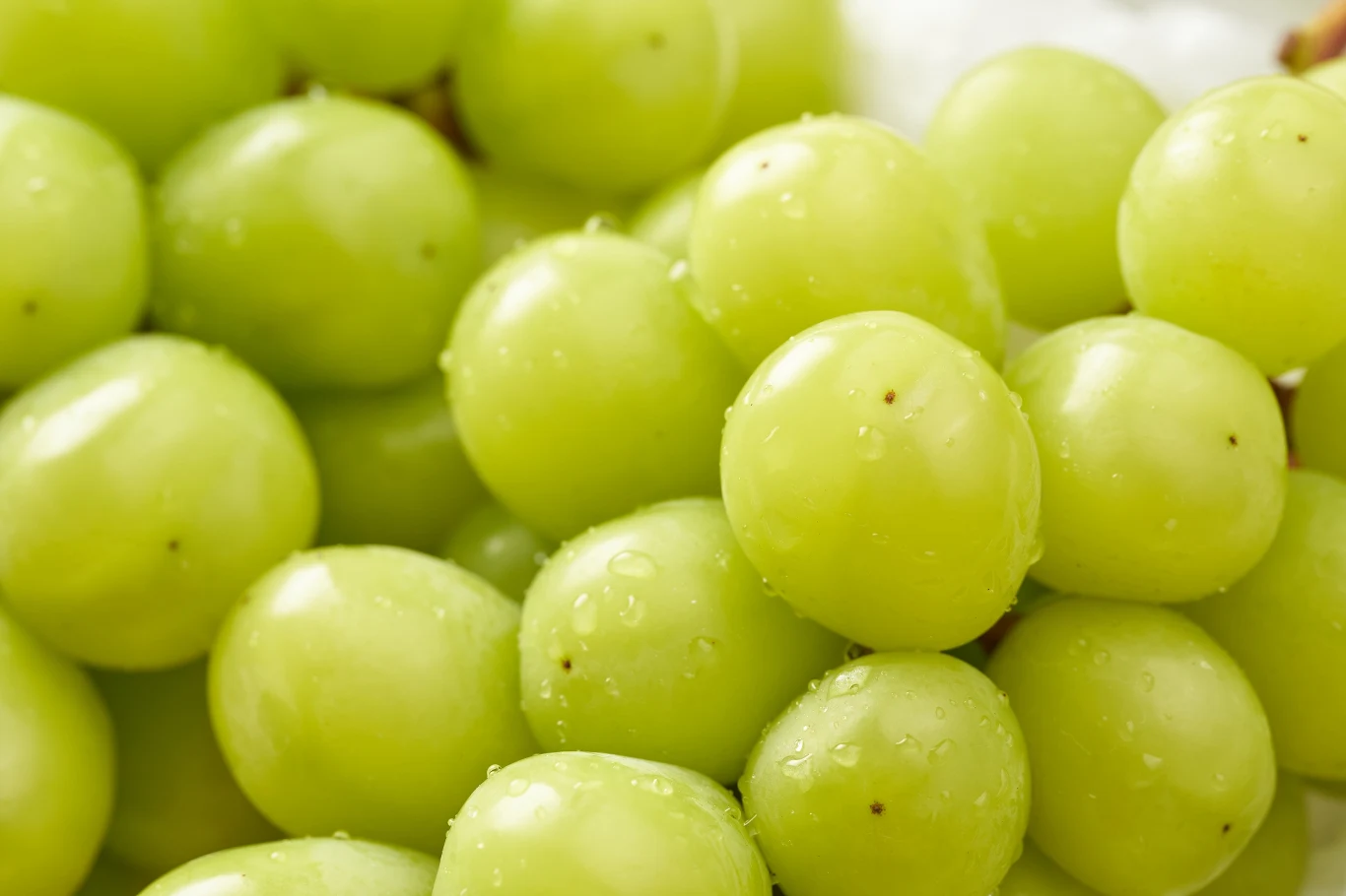 Według hiszpańskich i włoskich przesądów zjedzenie 12 winogron ma przynieść szczęście w nadchodzącym roku. 