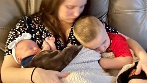 Kaila Nix ze swoimi dziećmi, Uriel i Ezrą