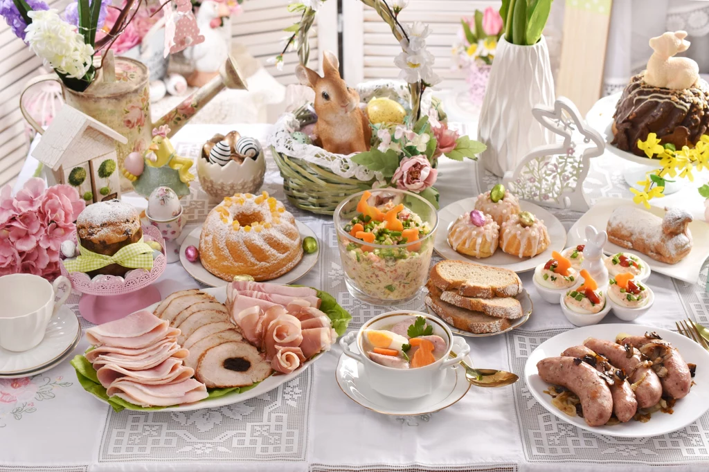 Wielkanocny stół kojarzy się z obfitością, lecz nie daj się zwariować podczas przygotowań