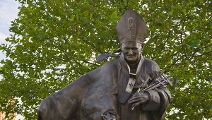 Pomnik św. Jana Pawła II przy parafii pw. Maksymiliana M. Kolbego we Wrocławiu 