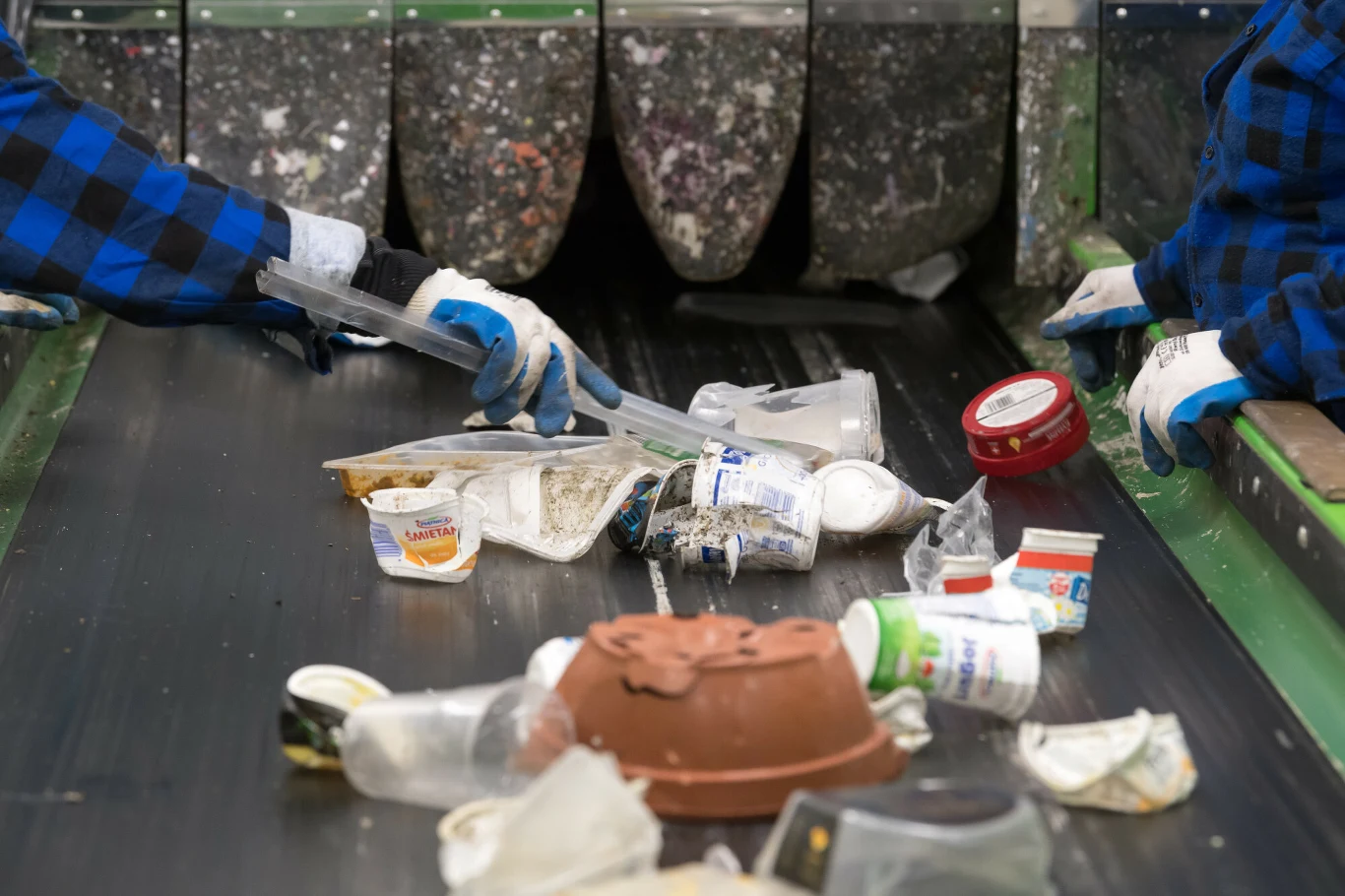 Polacy chcą sortować śmieci, jednak wątpliwości związane z wyborem koszy i worków utrudniają im efektywne decyzje w tym zakresie Polacy chcą sortować śmieci, jednak wątpliwości związane z wyborem koszy i worków utrudniają im efektywne decyzje w tym zakresie