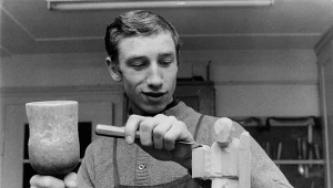 Mistrz lotów żyje na uboczu. W kościele odnalazł swoje powołanie