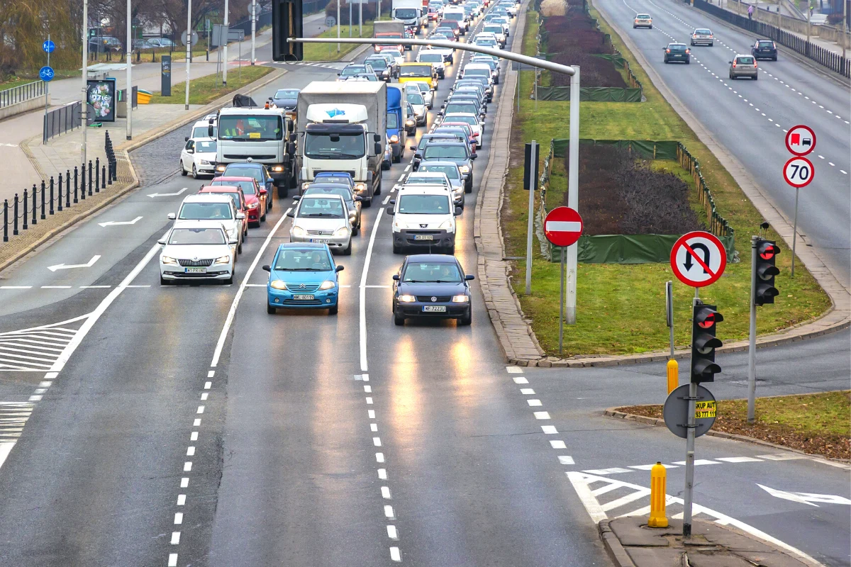Mieszkanie przy ruchliwej ulicy może być przyczyną nadciśnienia tętniczego krwi z uwagi na nieprzerwany hałas z zewnątrz oraz zanieczyszczenie powietrza
