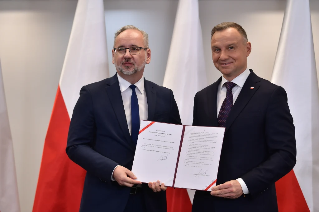 Prezydent RP Andrzej Duda oraz minister zdrowia Adam Niedzielski podczas uroczystości podpisania Ustawy o Krajowej Sieci Onkologicznej Prezydent RP Andrzej Duda oraz minister zdrowia Adam Niedzielski podczas uroczystości podpisania Ustawy o Krajowej Sieci Onkologicznej