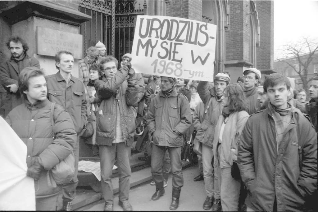 Kraków, Collegium Novum Uniwersytetu Jagiellońskiego, wiec w rocznice marca 1968, 8.03.1988 r.