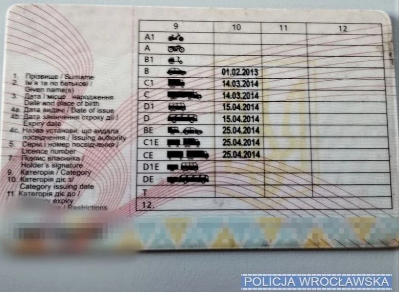 Kierowca ciężarówki przyznał policjantom, że swoje prawo jazdy kupił kilka lat temu. Kierowca ciężarówki przyznał policjantom, że swoje prawo jazdy kupił kilka lat temu.