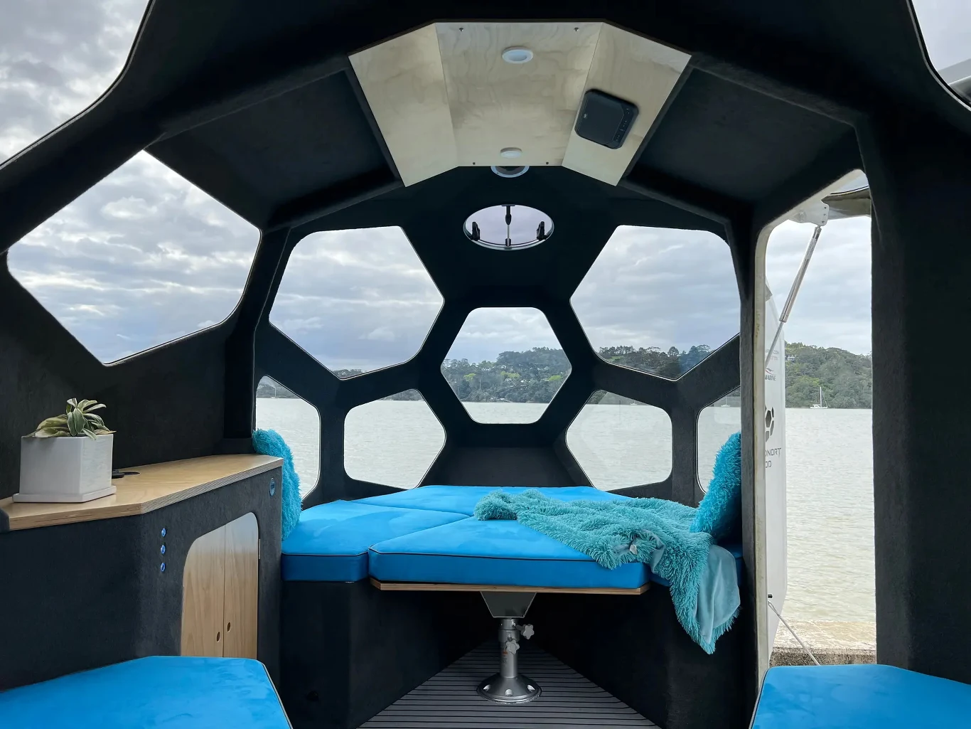 POD to przede wszystkim okna. Wewnątrz tworzą niepowtarzalny klimat i nastrój / zdjęcie: Dreadnort Boats