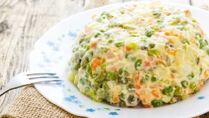 Sałatka jarzynowa z zielonym groszkiem będzie zdrowsza i będzie mieć niższy ładunek glikemiczny