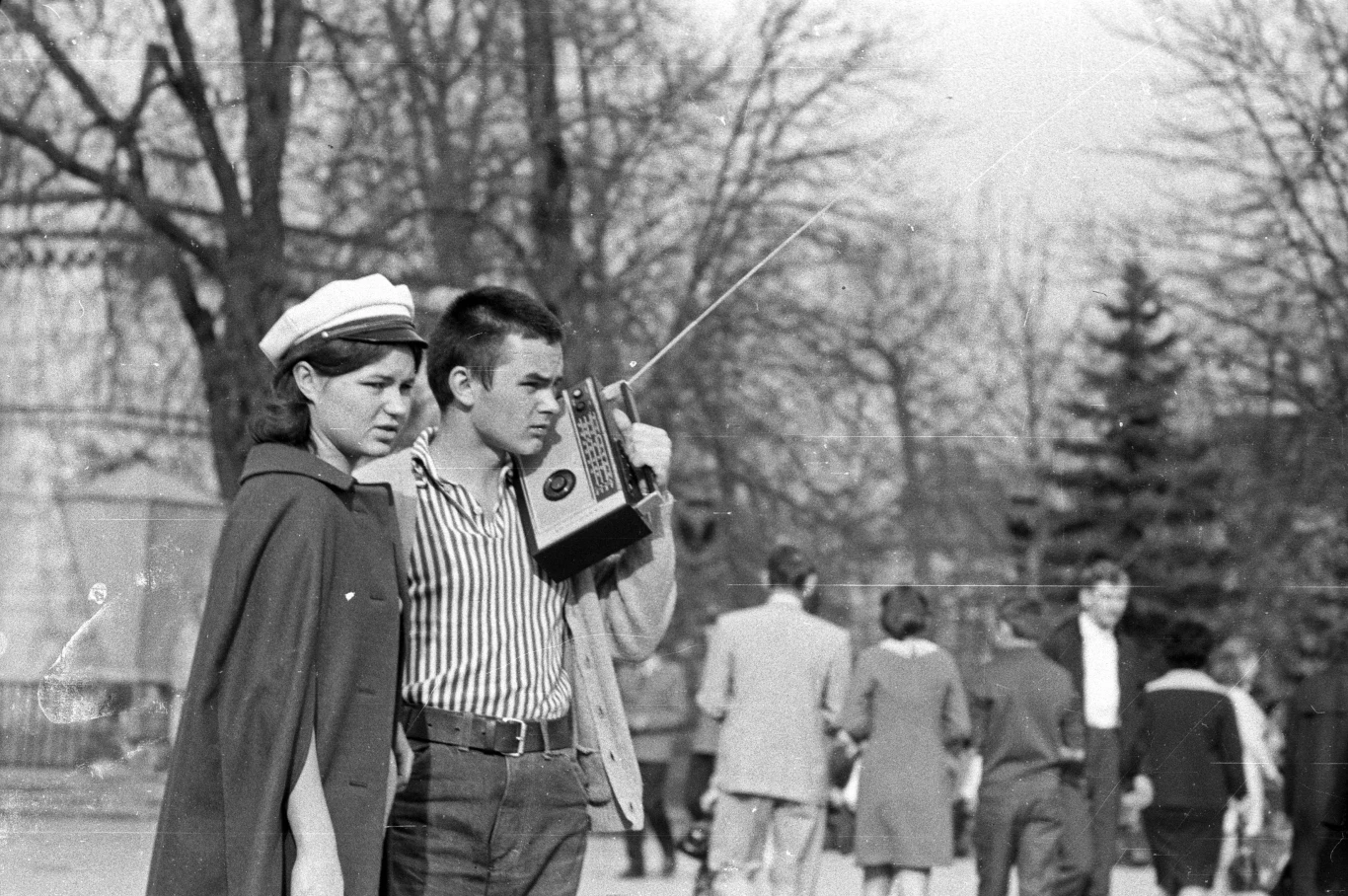 Młoda para w Łazienkach Królewskich w Warszawie 1968 r.