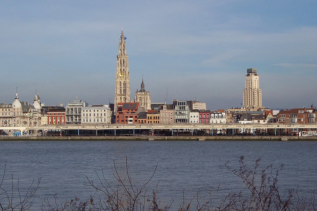 Boerentoren (po prawej) wraz z katedrą Najświętszej Marii Panny (z lewej strony) górują nad miastem