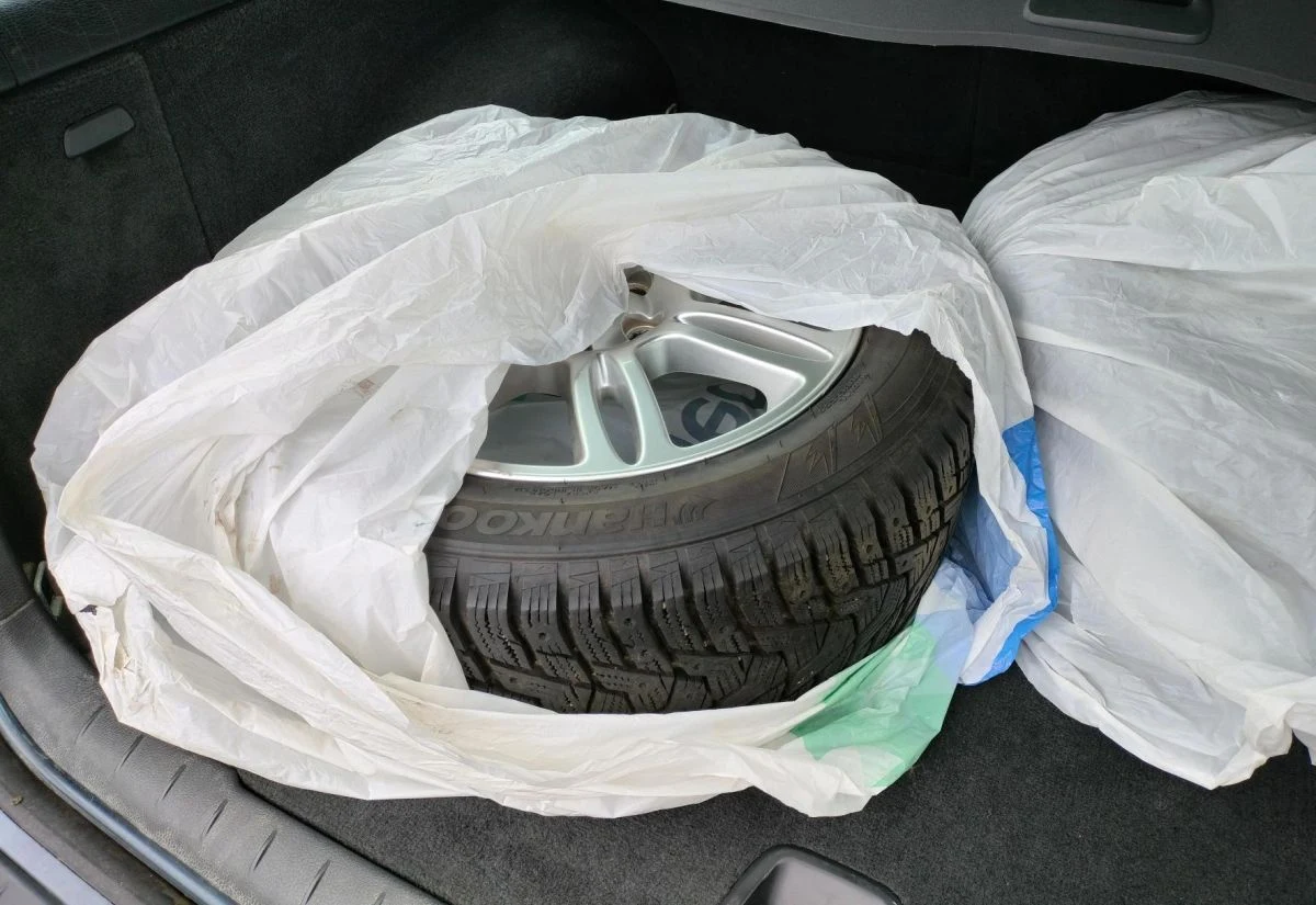 Zmieniasz opony na letnie? Nie zapominaj o plastikowych workach. Są ważniejsze niż ci się wydaje Zmieniasz opony na letnie? Nie zapominaj o plastikowych workach. Są ważniejsze niż ci się wydaje