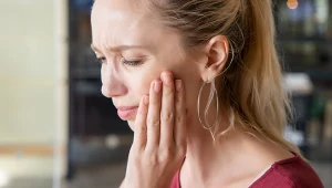 Gorące jedzenie oraz picie mogą podrażnić ranę po usunięciu ósemki, a tym samym spowolnić proces gojenia się