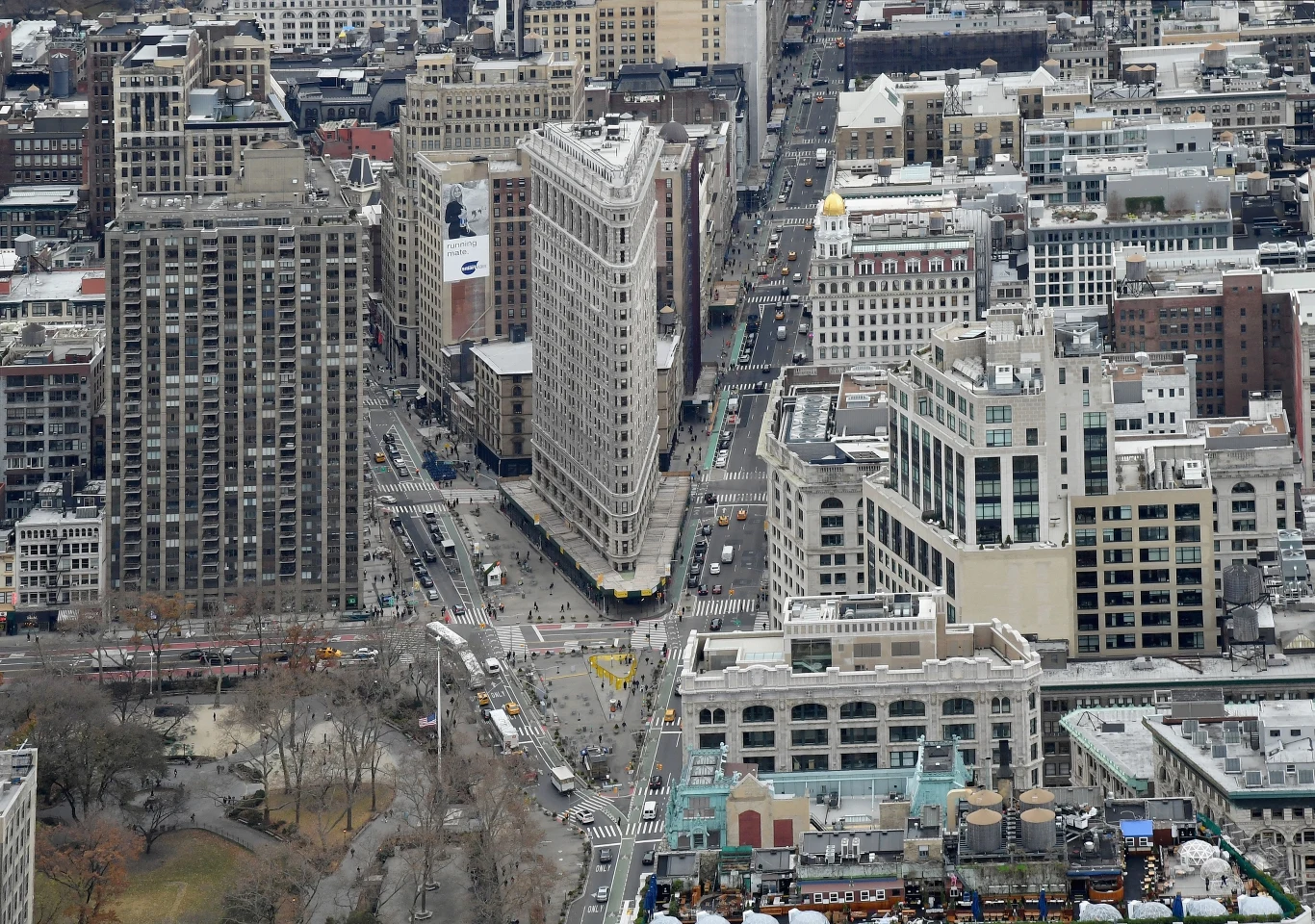 Widok na Flatiron Building przy Piątej Alei na Manhattanie w Nowym Jorku