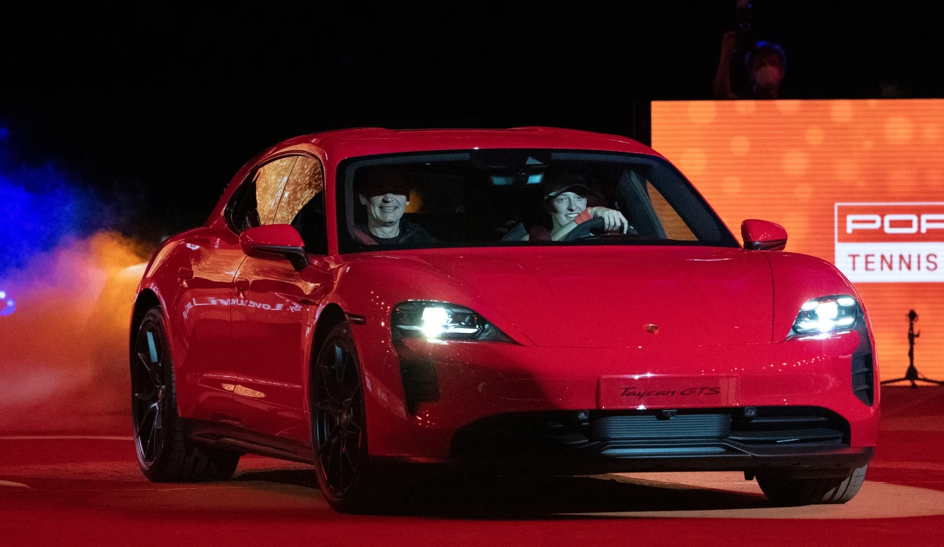 Iga Świątek z wygranym samochodem Porsche