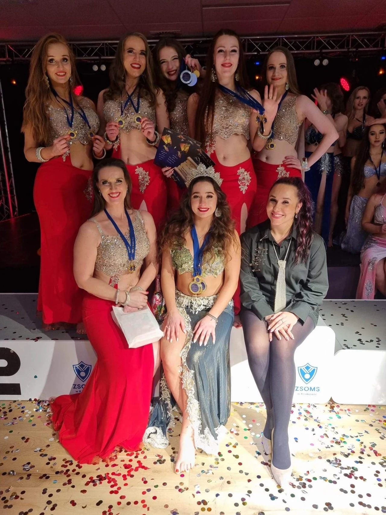 Grupa Sihirstars z medalami