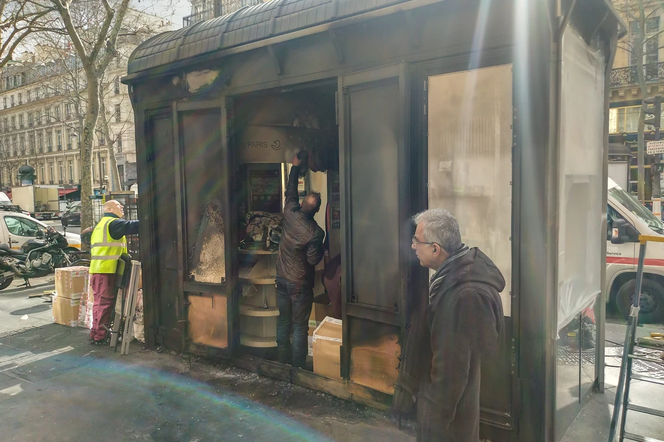 Kiosk spalony przez demonstrujących