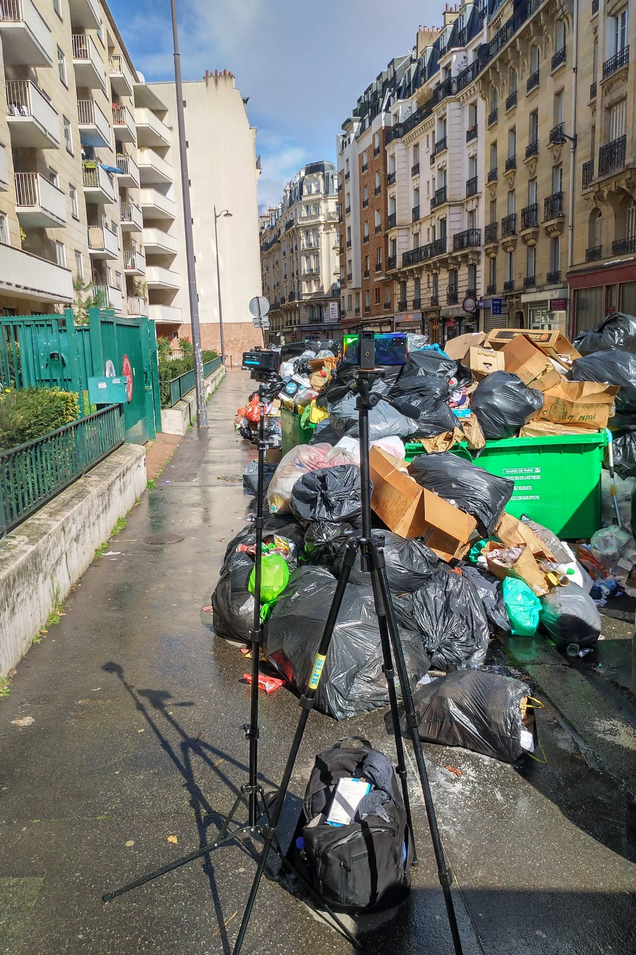 Na ulicach Paryża leżą tony śmieci