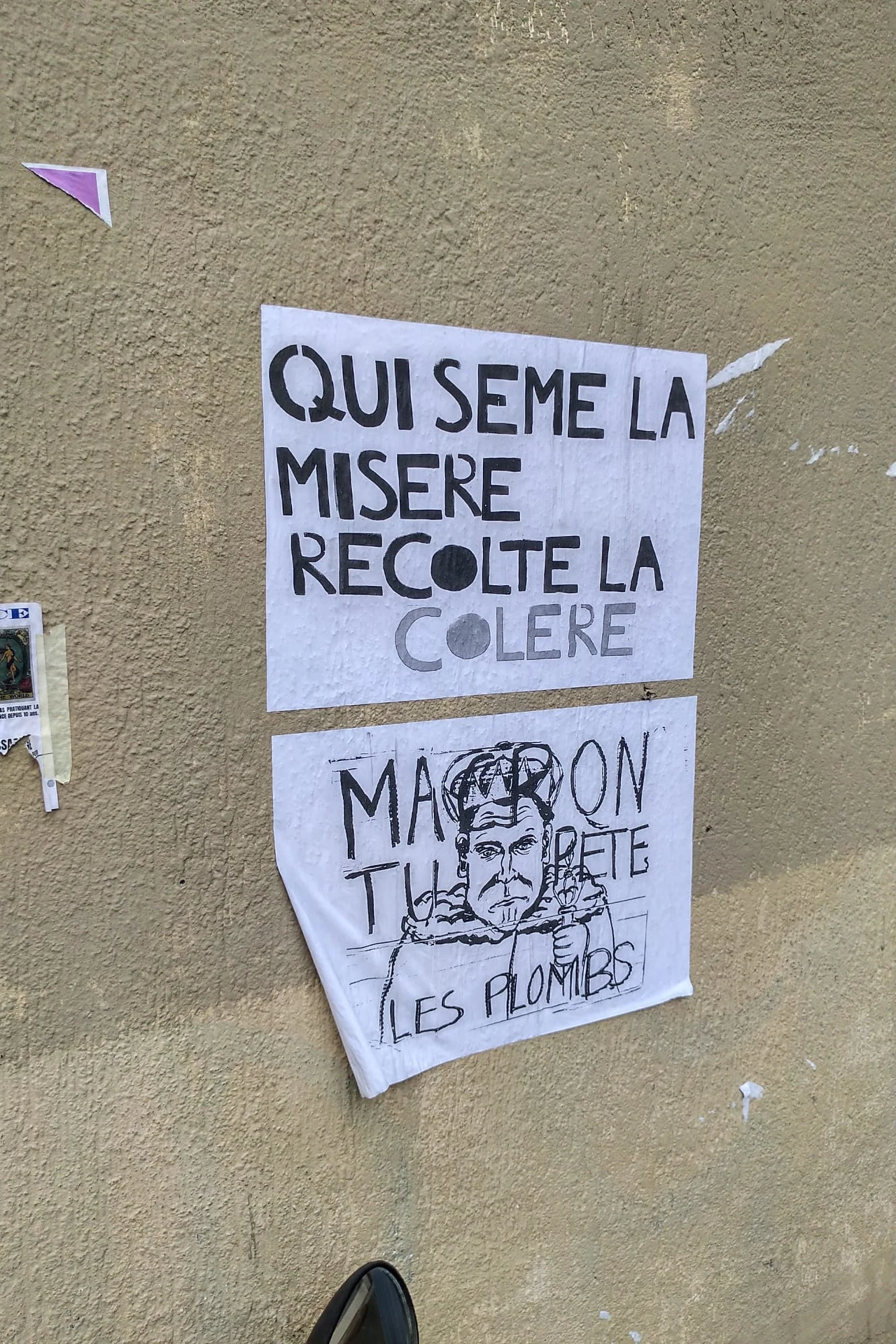 "Kto sieje biedę, zbiera wściekłość" - tłumaczenie plakatów na murach paryskiej dzielnicy