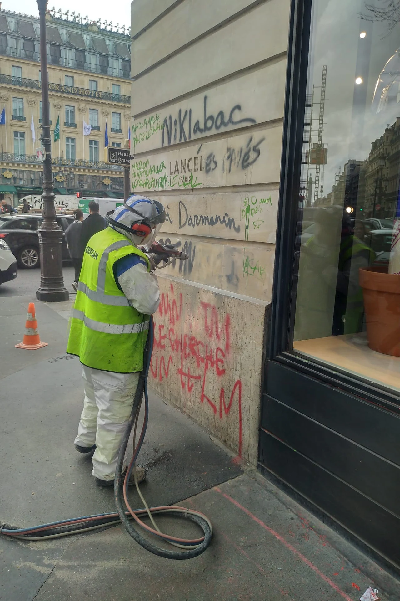Oczyszczanie ścian z graffiti 