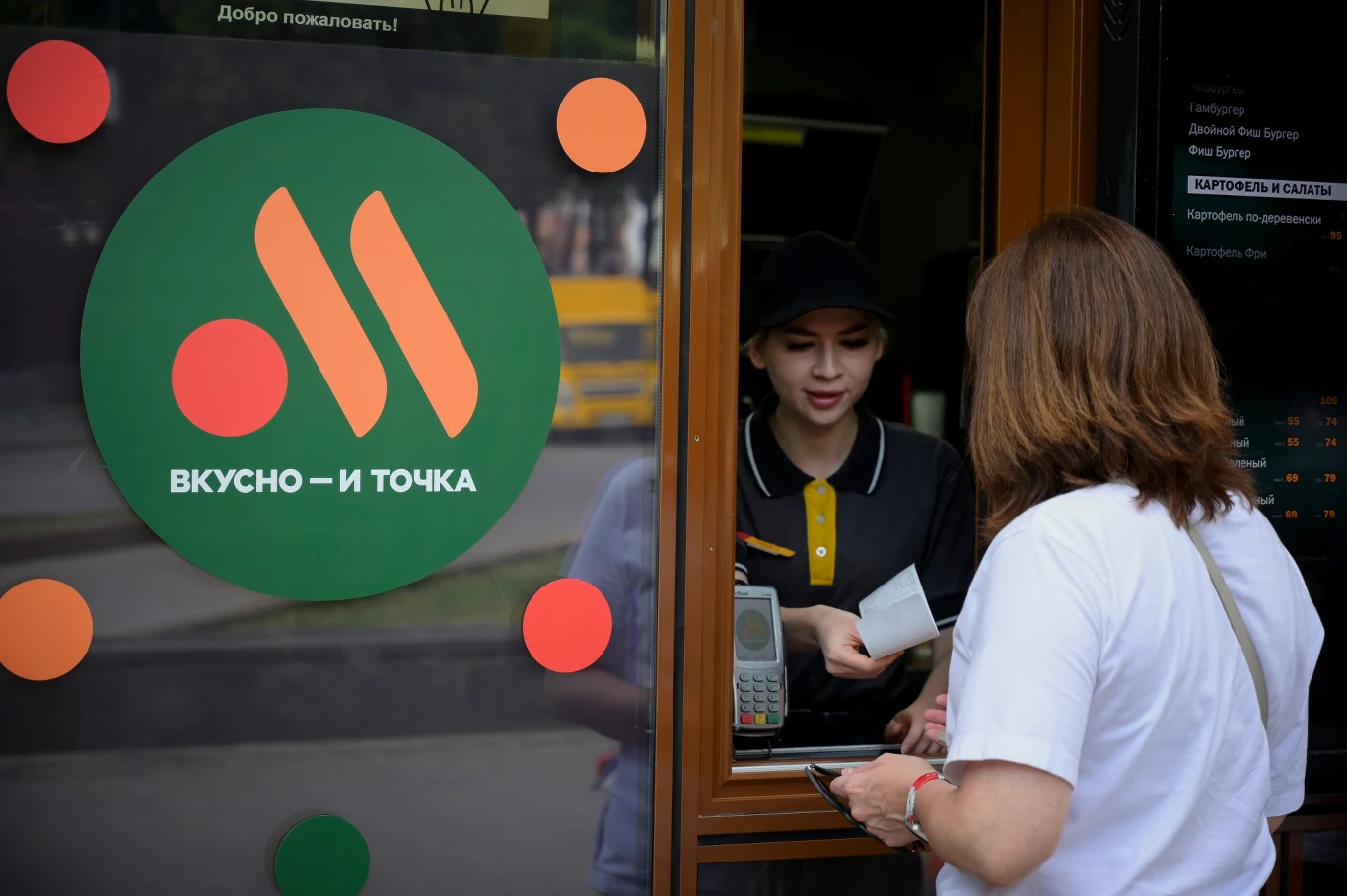 Po sprzedaży swoich restauracji w Rosji, Mcdonald's został zastąpiony marką "Wkusno i toczka". Zdjęcie przedstawią jedną z restauracji sieci w Moskwie Po sprzedaży swoich restauracji w Rosji, Mcdonald's został zastąpiony marką "Wkusno i toczka". Zdjęcie przedstawią jedną z restauracji sieci w Moskwie