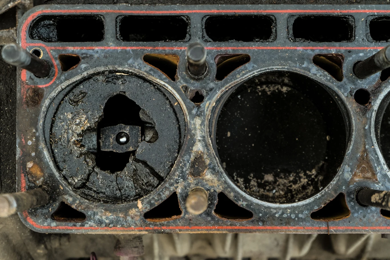 Tak wygląda efekt spotkania tłoka z zaworem w silniku ze zużytym rozrządem