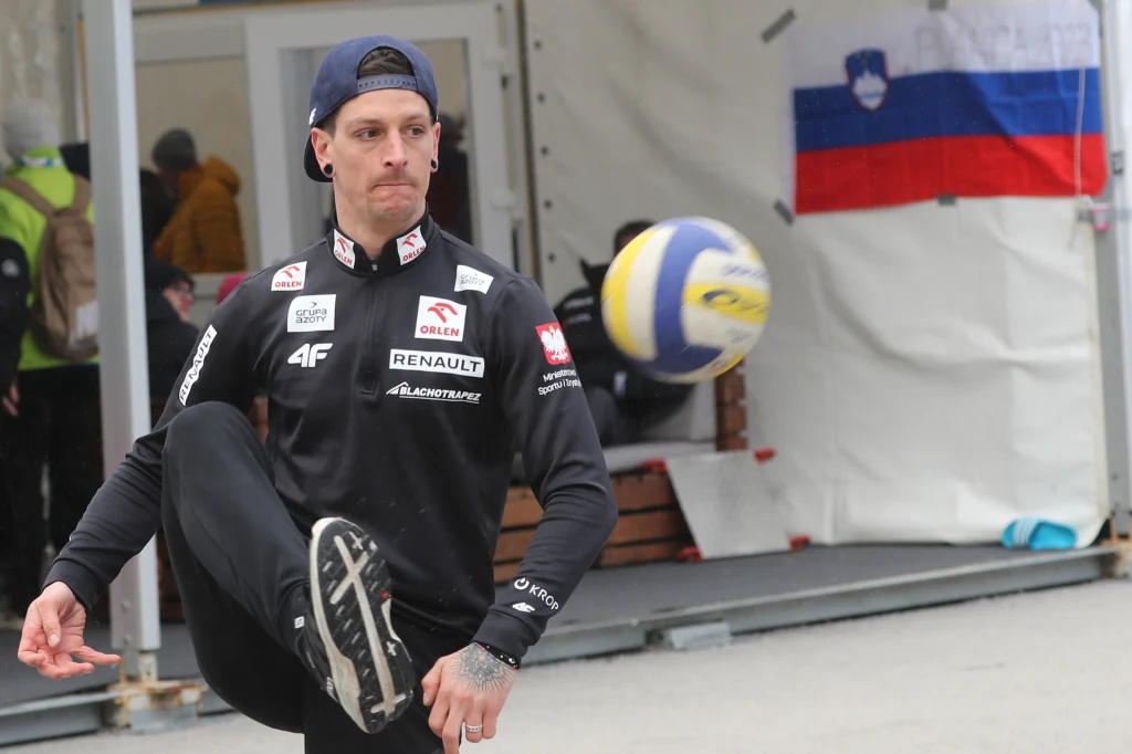 Thomas Thurbichler razem z zawodnikam rozgrzewał się przez kilka godzin w piątek w Planicy