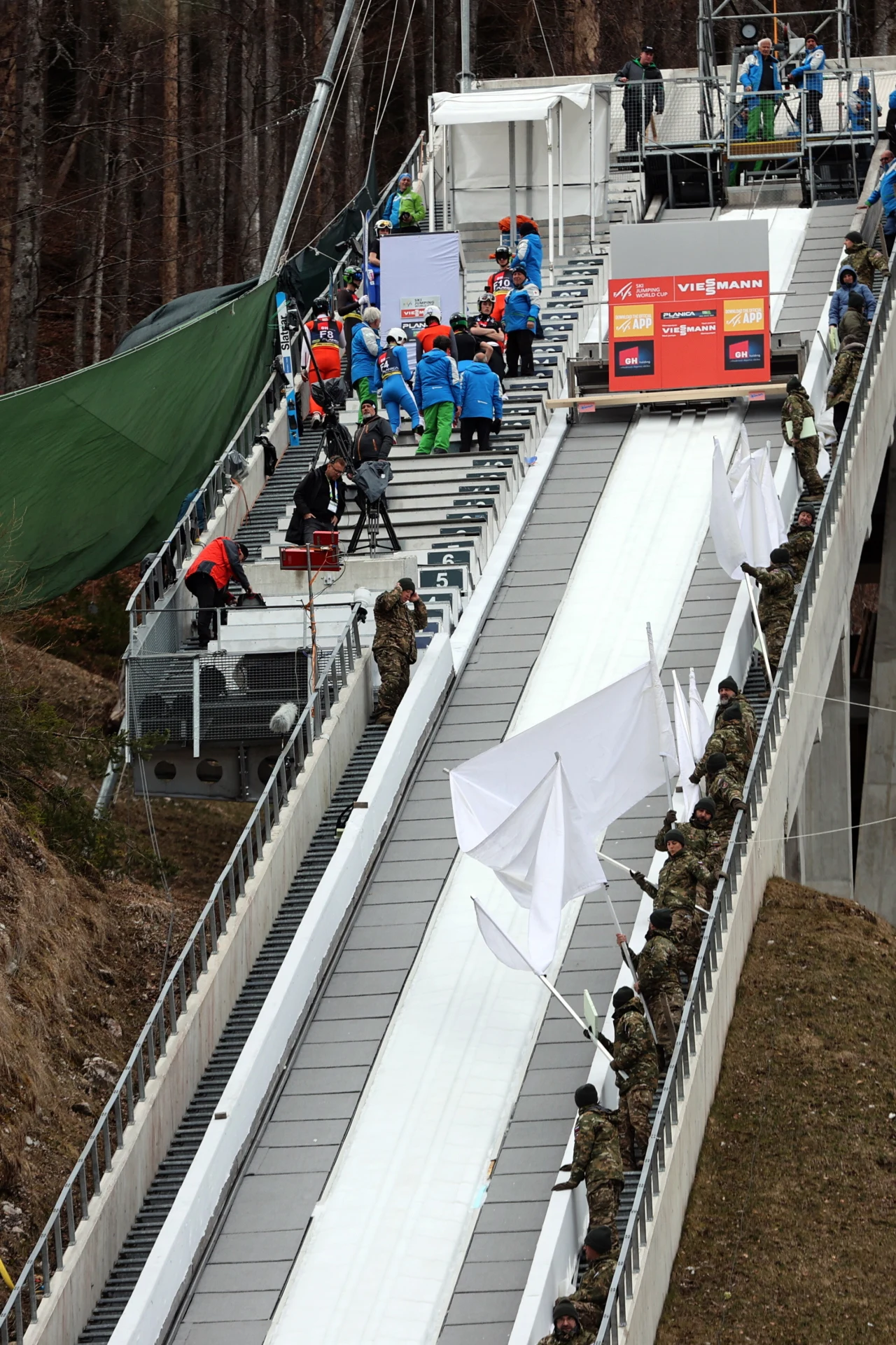 W piątek w Planicy mocno wiało