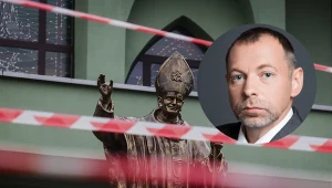 Pszczyna Pomnik Jana Pawła II przed Kościołem św. Jadwigi / Fotografia Tomasz Krzyżak - rp.pl