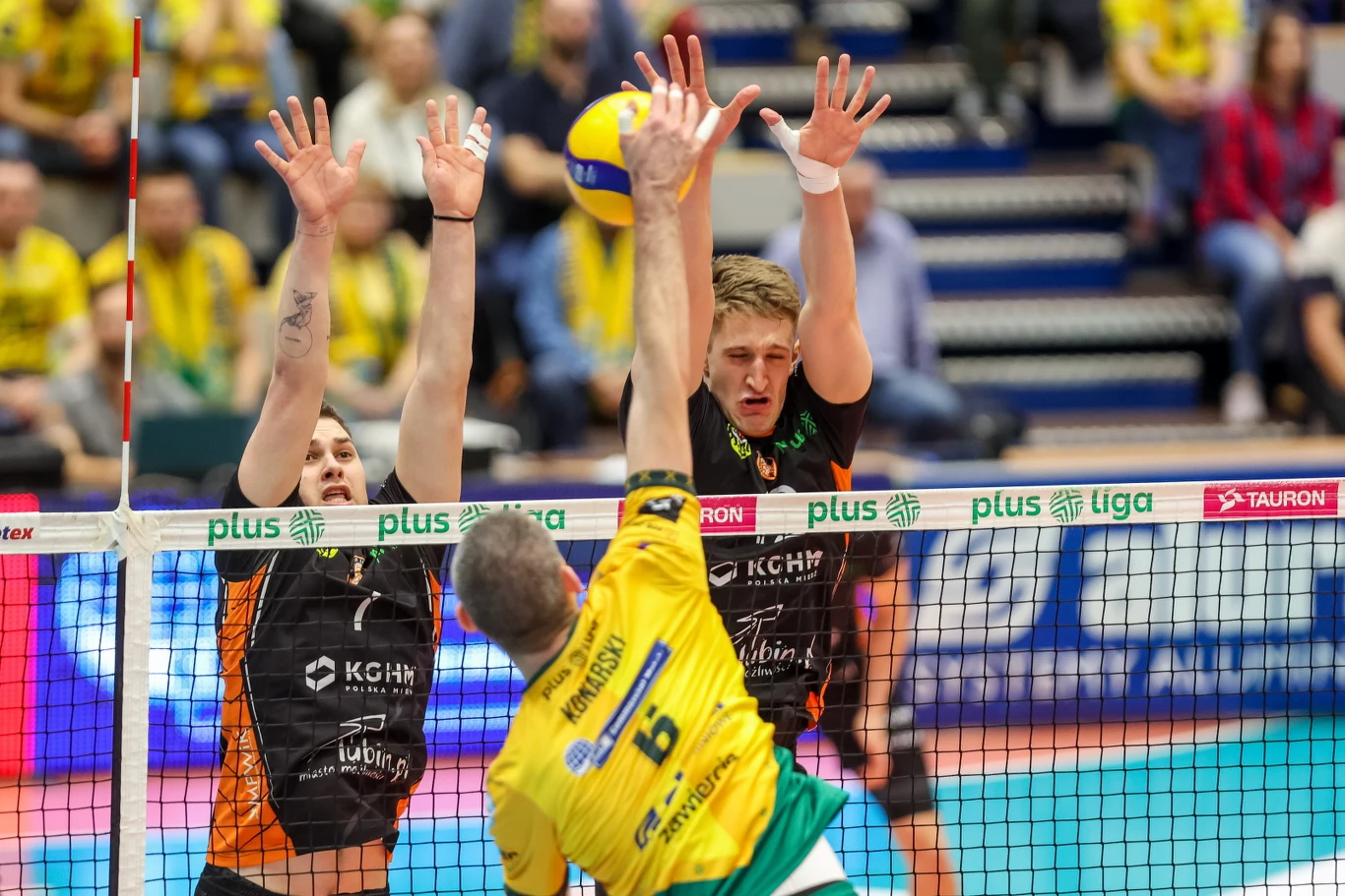 Atakuje Dawid Konarski, blokują zawodnicy Cuprum Lubin