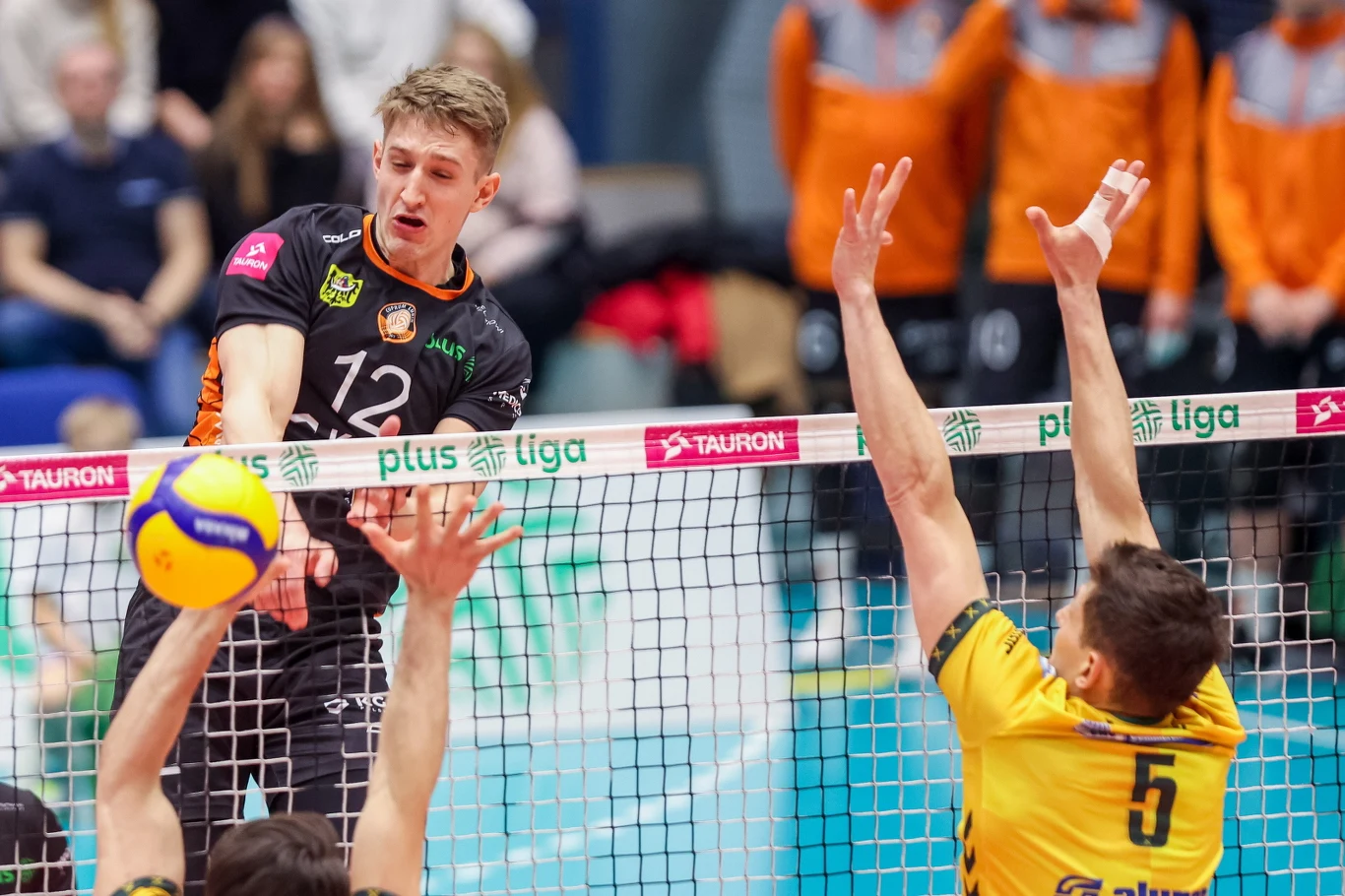 Atakuje Florian Krage, do bloku skacze Miłosz Zniszczoł