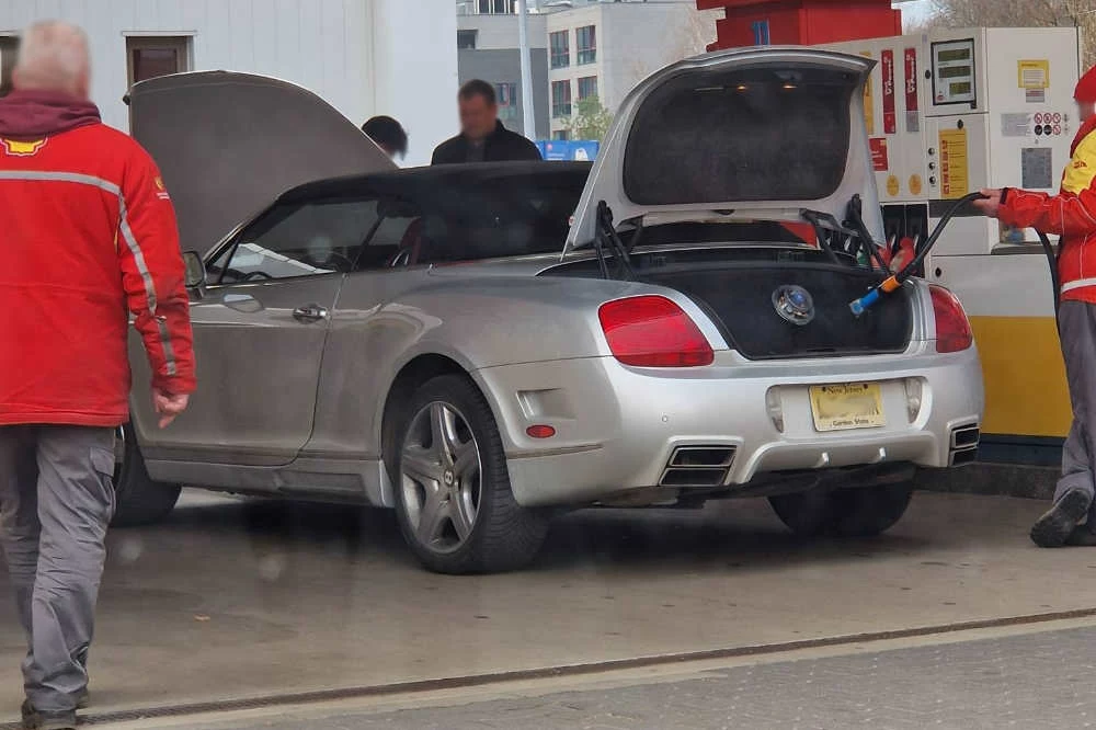 Zmodyfikowany w Mansory Bentley Continental ma w bagażniku wielką butlę na LPG