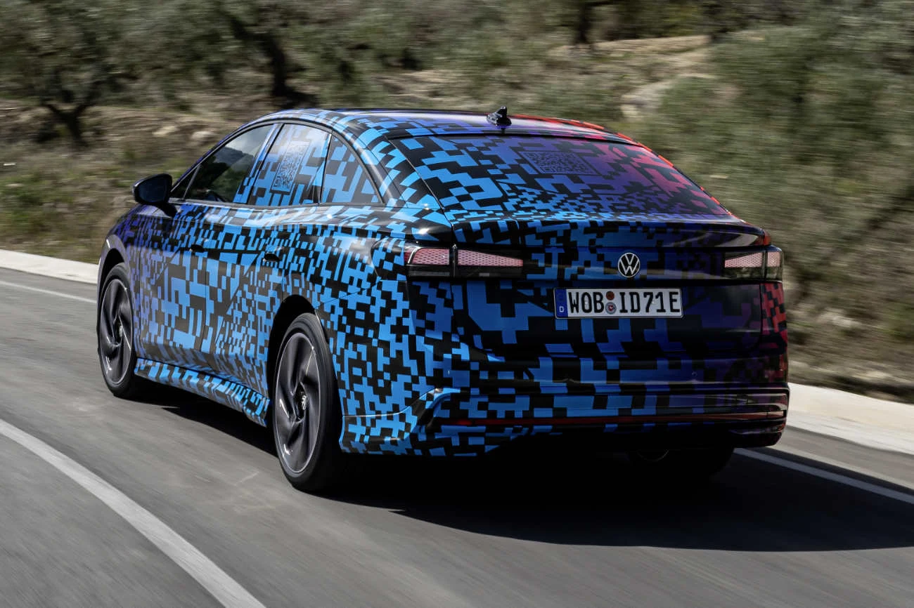 Z przysłoniętymi tylnymi lampami ID.7 wygląda trochę jak Ford Mondeo