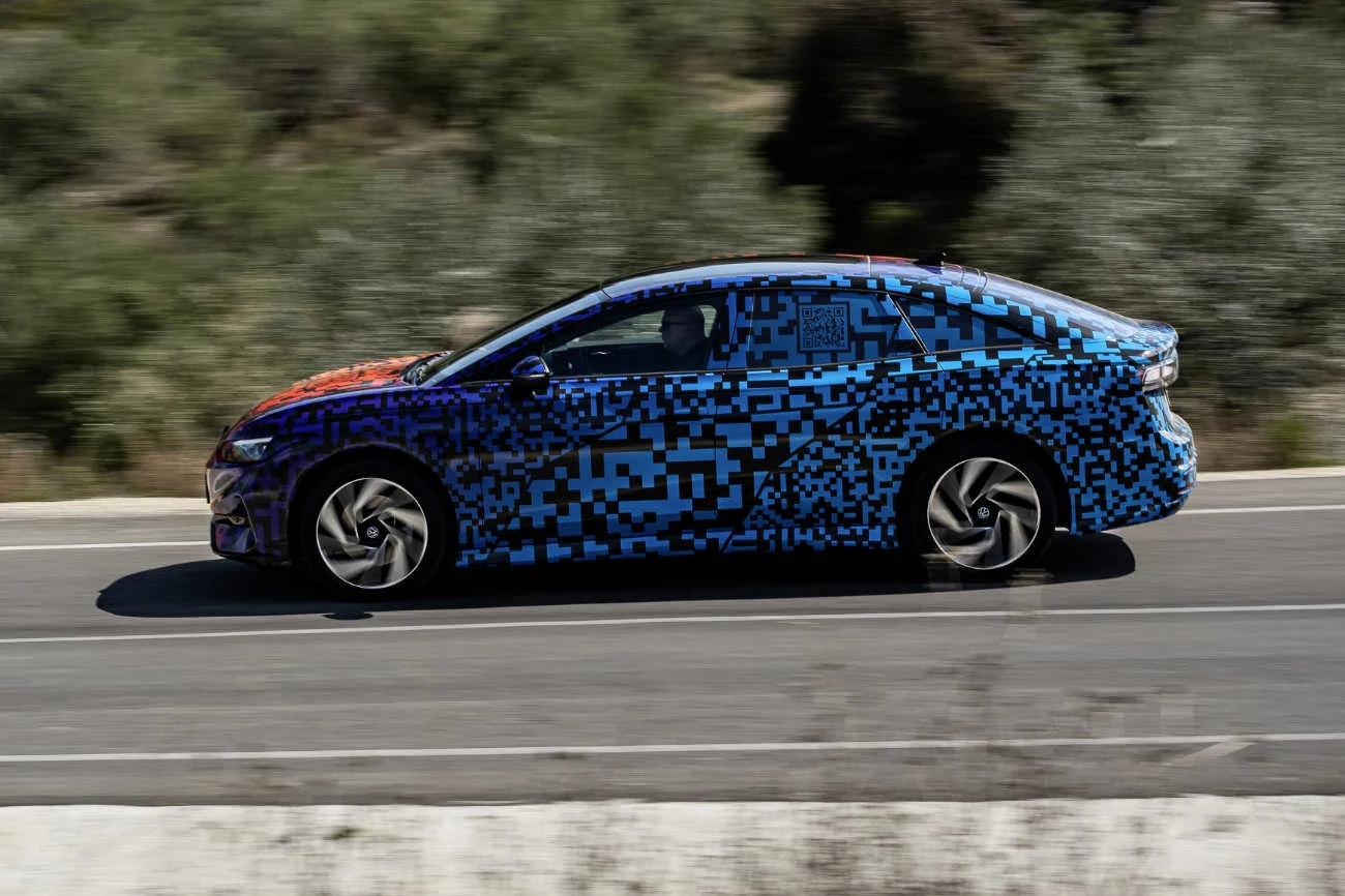 ID.7 ma sylwetkę czterodrzwiowego coupé, ale jest znacznie wyższe od Arteona