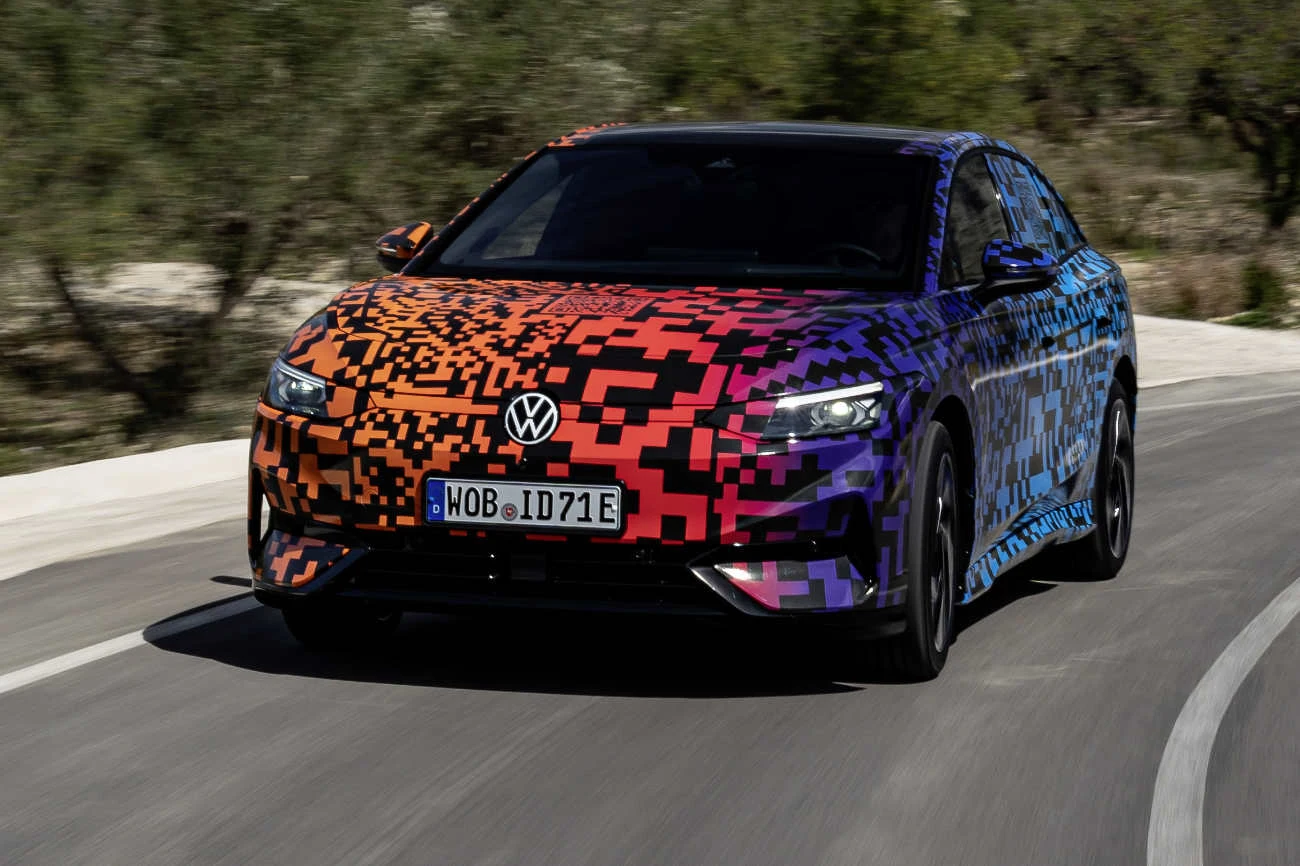 Volkswagen ID.7 póki co jeździ przykryty fikuśnym kamuflażem