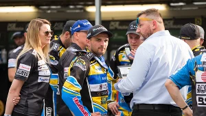 Prezesi w aucie. Żarty z rywala. „Żeby tylko kasa wytrzymała”