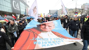 Narodowy Marsz Papieski w Warszawie. Tłumy modliły się i śpiewały