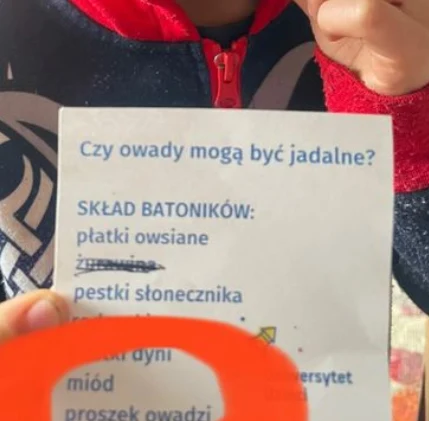 Maciej Stuhr na Instagramie pokazuje "skład batonika"