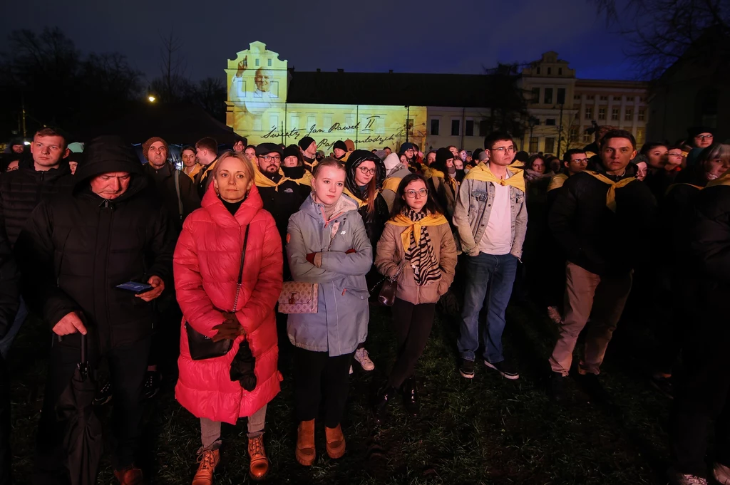 Spotkanie pod oknem papieskim w 18. rocznicę śmierci Jana Pawła II Spotkanie pod oknem papieskim w 18. rocznicę śmierci Jana Pawła II