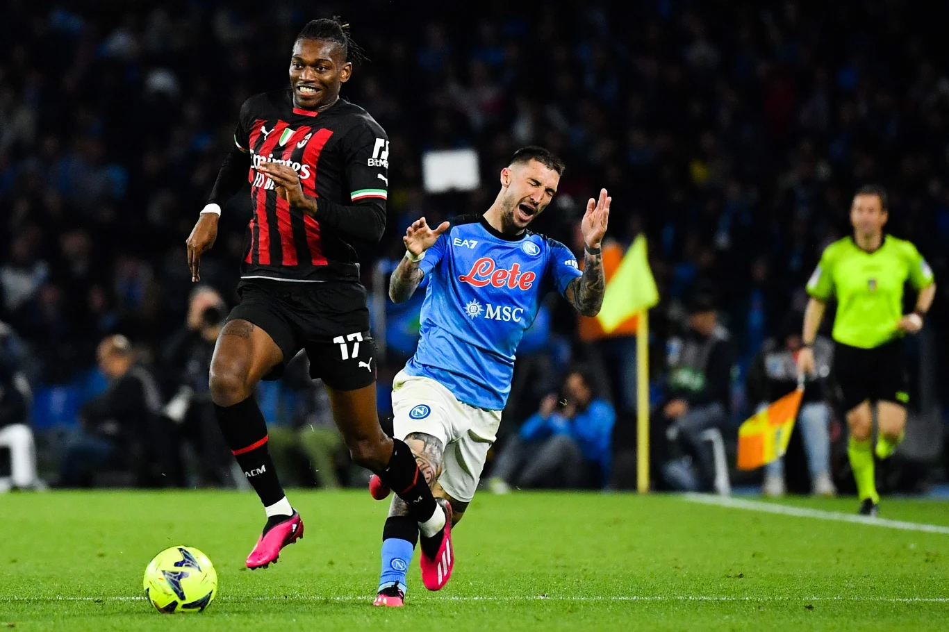 Rafael Leao (na pierwszym planie) bawił się w Neapolu znakomicie