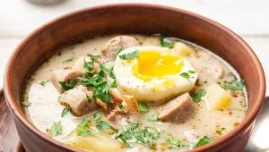 Na wielkanocnym stole nie może zabraknąć żurku. Nie tylko majeranek warto do niego dodać