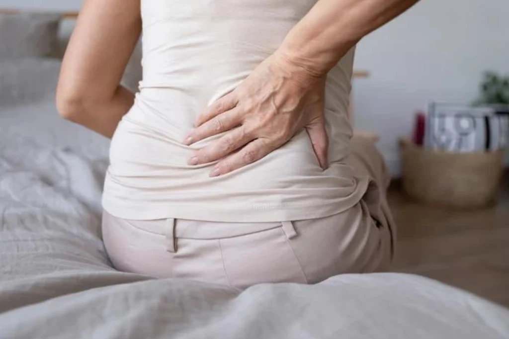 Pacjenci z wodonerczem skarżą się na silne bóle w okolicach kręgosłupa lędźwiowego, a także towarzyszą im wzdęcia, ból brzucha oraz nudności 