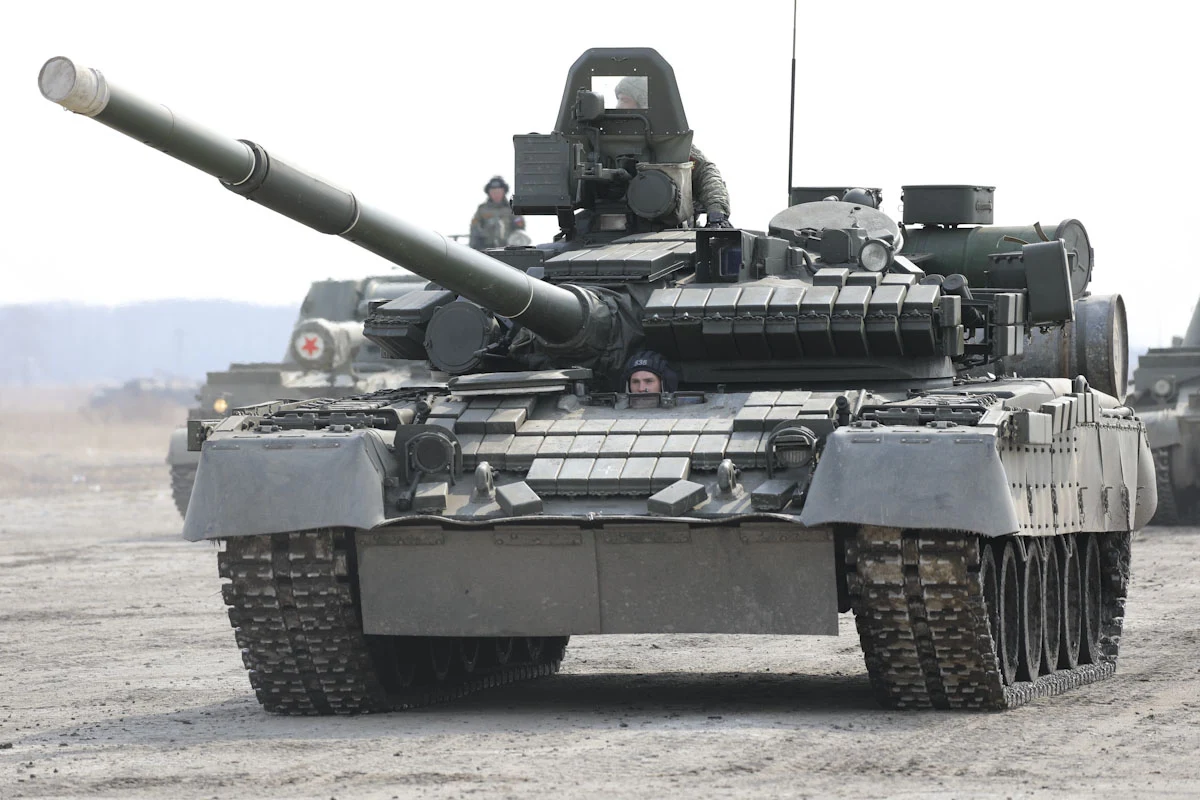 T-80BW do ochrony wykorzystuje pancerz reaktywny (ERA) systemu Kontakt-1. Działa on w ten sposób, że po trafieniu pancerz uwalnia swój materiał wybuchowy, tworząc swoistą "kontreksplozję", rozpraszającą energię pocisku. W ten sposób nie dochodzi do przebicia. Niemniej T-80BW posiada pancerz ERA głównie na przodzie, a nie całym kadłubie T-80BW do ochrony wykorzystuje pancerz reaktywny (ERA) systemu Kontakt-1. Działa on w ten sposób, że po trafieniu pancerz uwalnia swój materiał wybuchowy, tworząc swoistą "kontreksplozję", rozpraszającą energię pocisku. W ten sposób nie dochodzi do przebicia. Niemniej T-80BW posiada pancerz ERA głównie na przodzie, a nie całym kadłubie