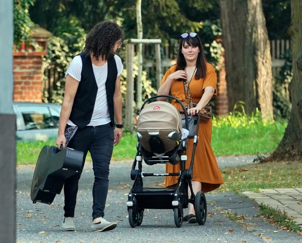 Ewa Farna i Martin Chobot z dzieckiem na spacerze