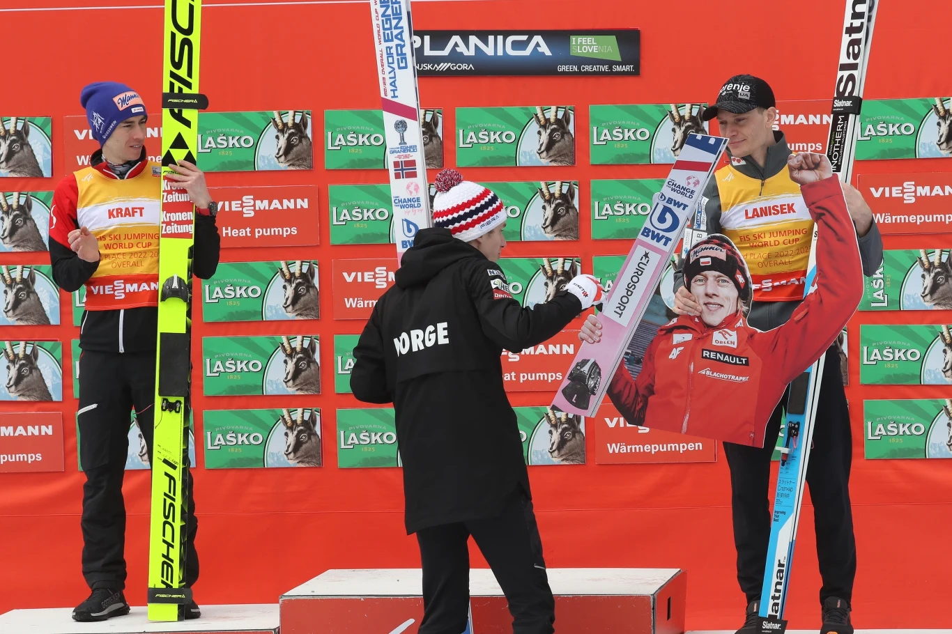 Halvor Egner Granerud, triumfator PŚ w skokach narciarskich, zbija żółwika z tekturową postacią Dawida Kubackiego Halvor Egner Granerud, triumfator PŚ w skokach narciarskich, zbija żółwika z tekturową postacią Dawida Kubackiego
