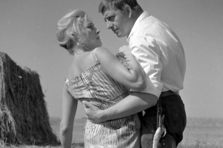 Irena Laskowska i Mariusz Dmochowski w filmie "Mężczyźni na wyspie" Irena Laskowska i Mariusz Dmochowski w filmie "Mężczyźni na wyspie"