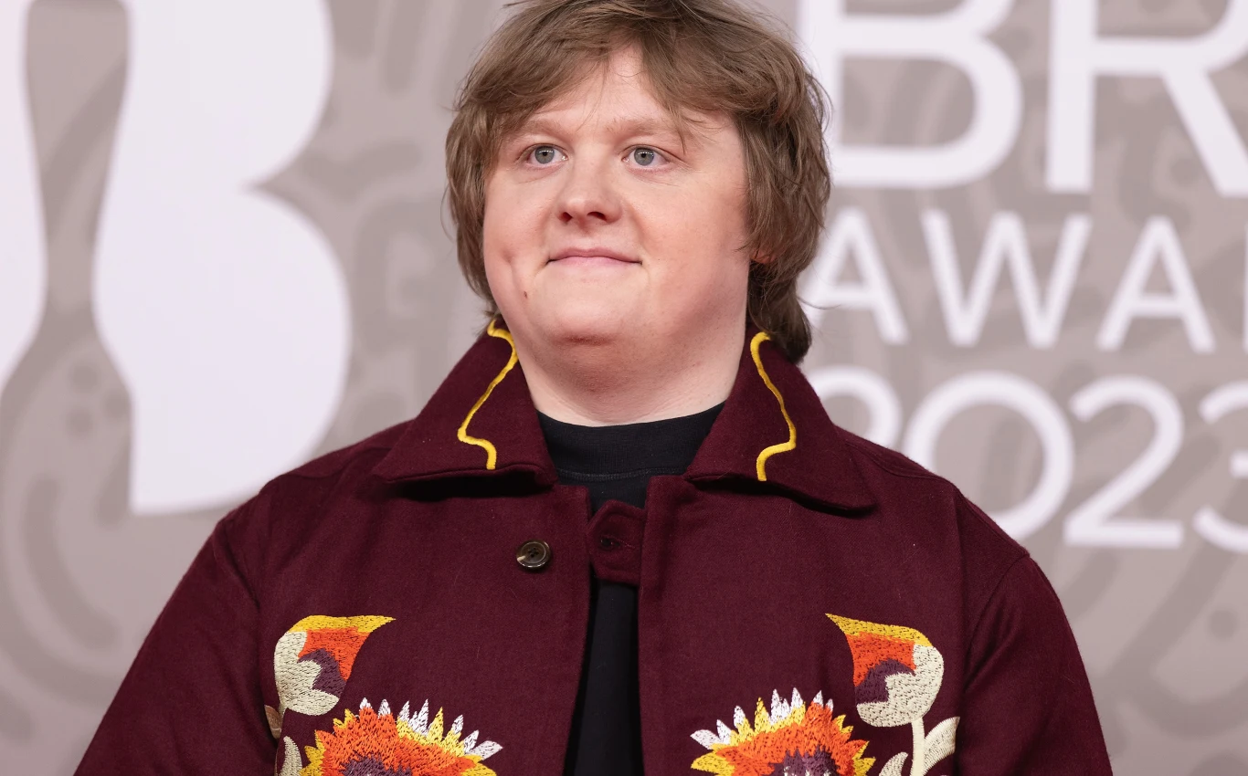 Lewis Capaldi zakończy karierę przez swoją chorobę Lewis Capaldi zakończy karierę przez swoją chorobę