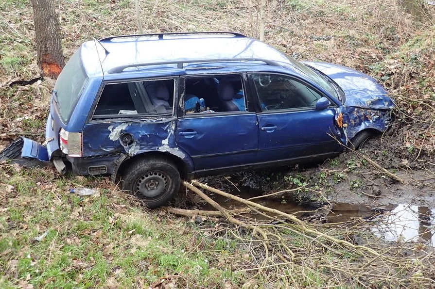 Kierowca Volkswagena stracił panowanie nad kierownicą i wjechał do rowu.